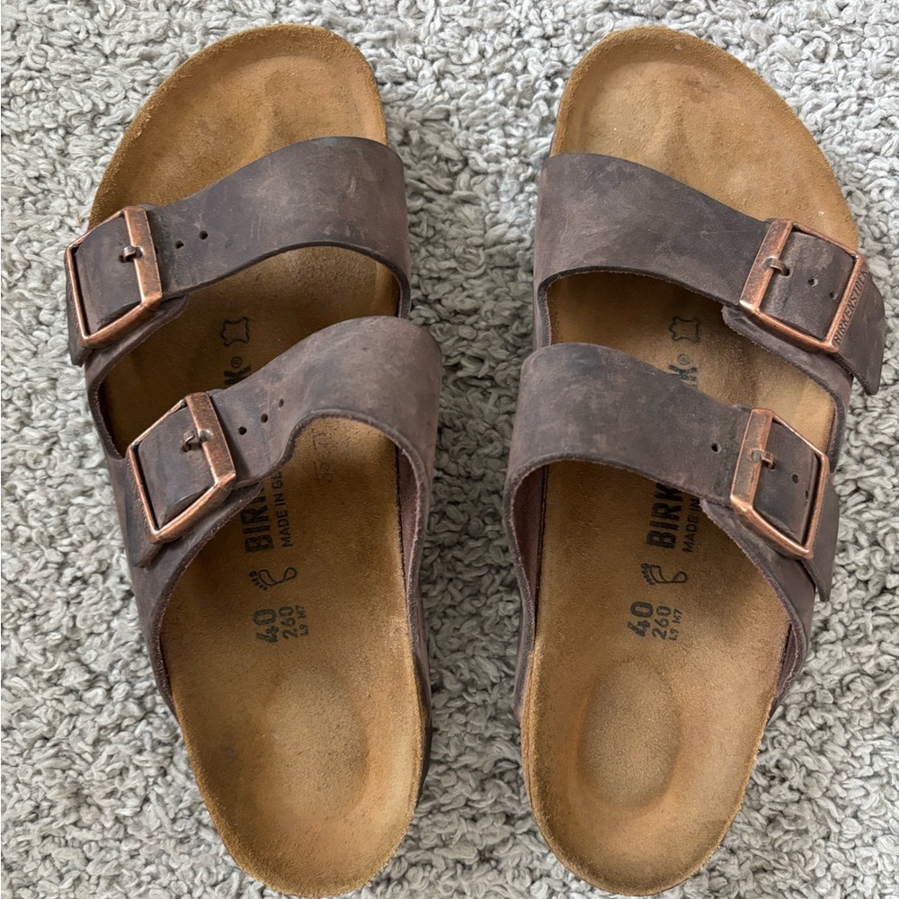 Birkenstock Arizona Sandals. 
Leather with copper buckle. 
Size 40 Unisex